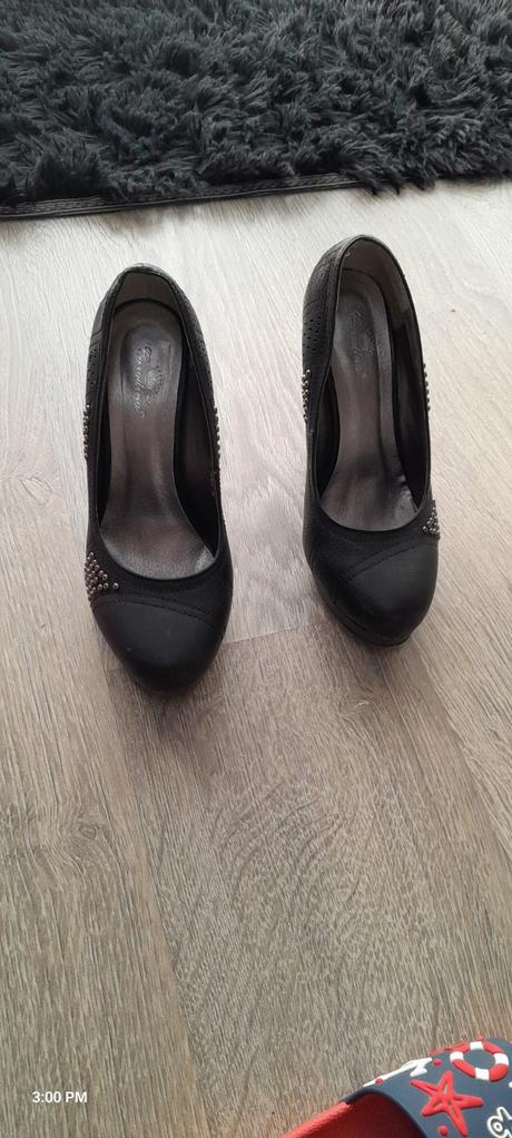 Čierne lodičky, 38