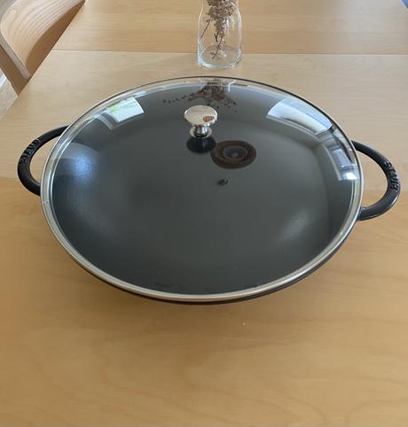 Liatinový železný wok značky staub s pokrievkou, 