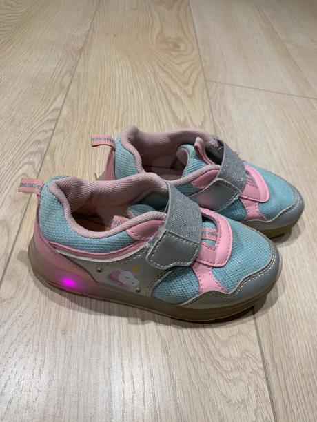 Svietiace tenisky, 27