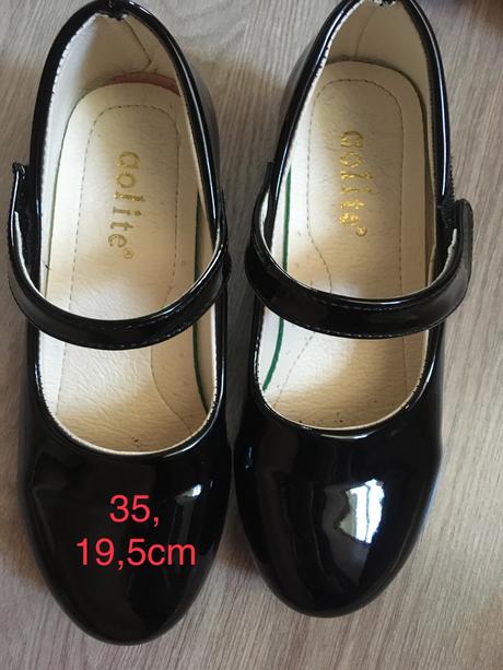 Dievcenske sandalky 35, ale podľa mna 32, 32