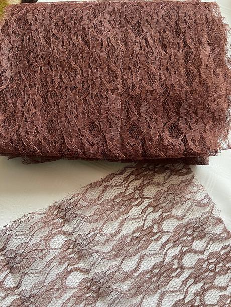 Hnedá krajka s ružami,