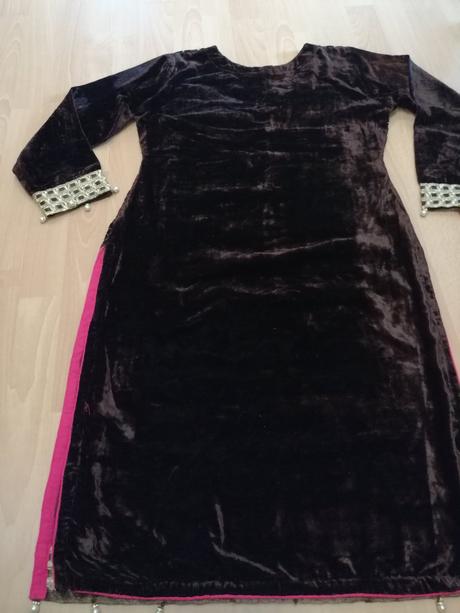 Nádherné vyšívané šaty, m