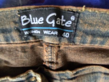 Hrdzavo-škoricové džínsy, 40