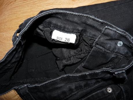 Skinny s vysokým pásom, 26