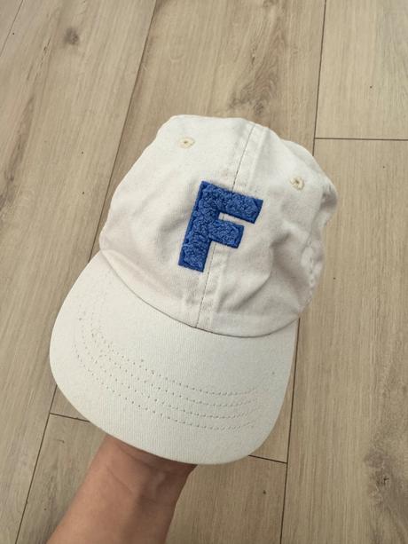 Šiltovka s pismenom f, zara,104