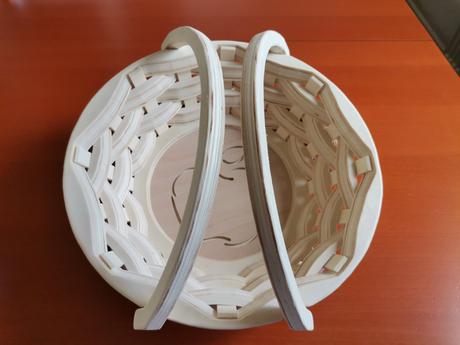 Drevený košík s motívom jablka s rúčkami,