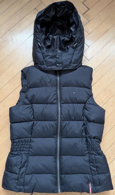 Tommy hilfiger zimná čierna vesta veľkosť s, tommy hilfiger,s