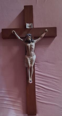 Predám drevený kríž so soškou ježiša krista, 