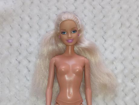Barbie bábika s ružovými náušnicami,