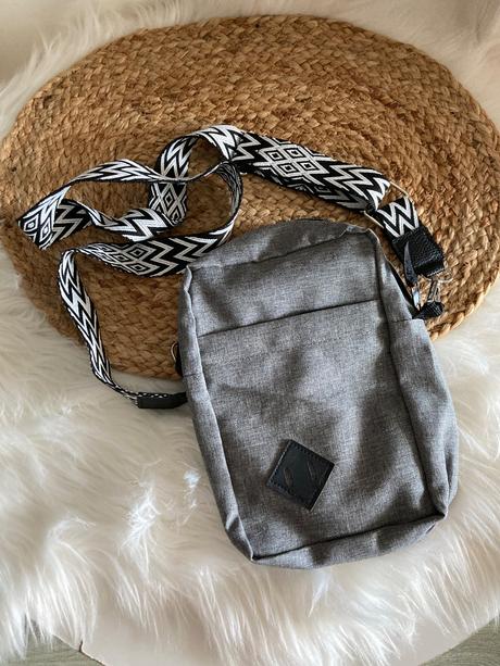 Sivá crossbody taška,
