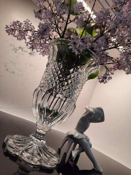 Vintage s tvarovanou nohou, 