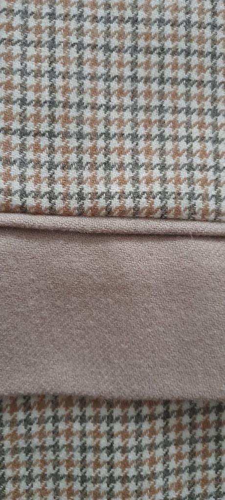 Nohavicovy kostym, 44