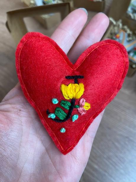 Ručne vyšívana ozdoba na kočík / ruksak, 