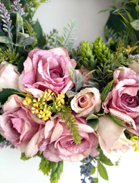 Veniec s ružami a lavendul'ou, 