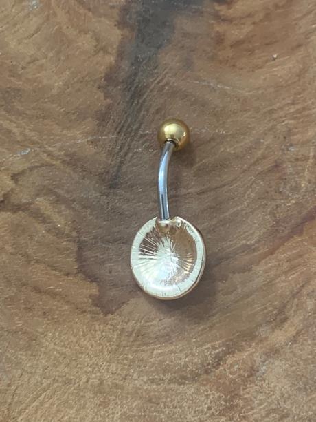 Piercing do pupka,