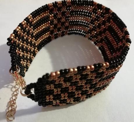 Široký náramok šachovnica zo sklenených korálok, 