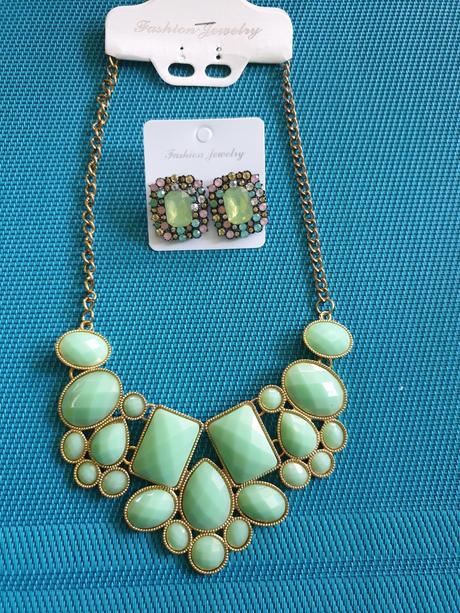 Nahrdelnik s nausnicami, 