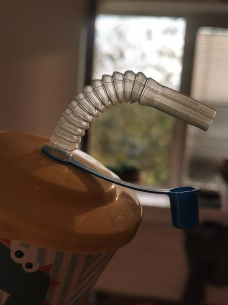 Pohárik so slamkou,