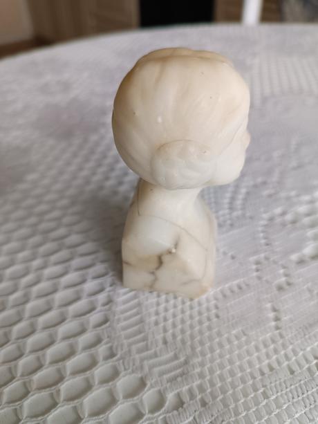 Mramorová busta boženy němcovej, 