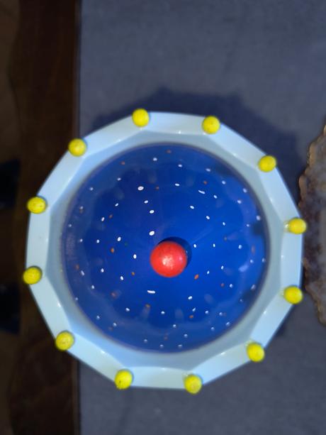 Drevený točiaci kolotoč s koníkmi a hudbou, 