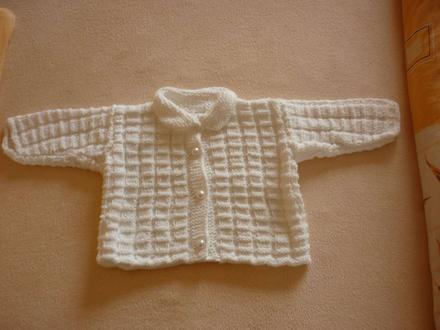 Pekny biely štrikovaný svetrík, 74