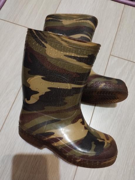 Gumáky, 25