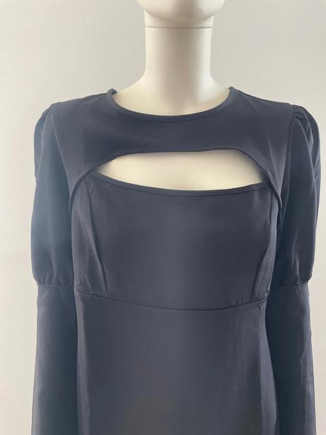 Krátke čierne šaty s výstrihom, l