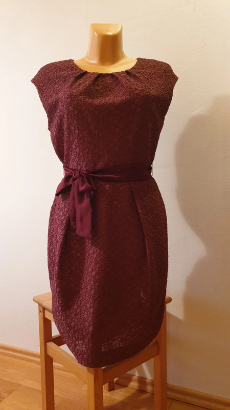 Fialové spoločenské šaty w línia, 38