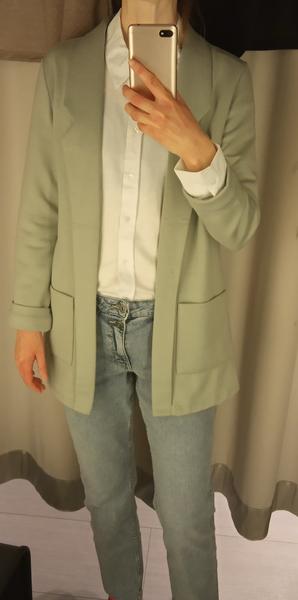 Čo nosiť k pastelovo zelenému saku?