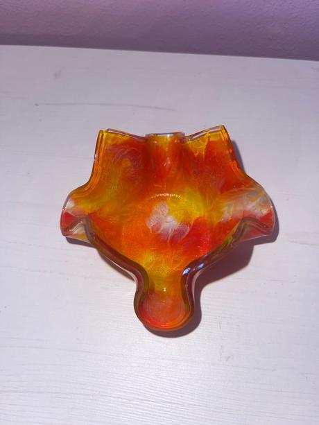 Dekoračný/ozdobný popolník z farebného skla, 