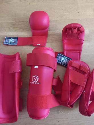 Detské rukavice a chrániče na karate.,
