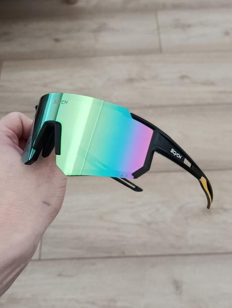 Slnečné cyklistické či športové okuliare,