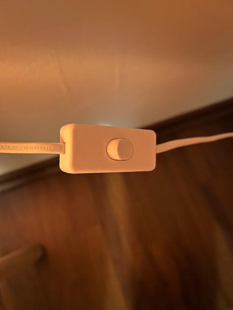 Soľná lampa 3100 g podstavec z akáciového dreva, 