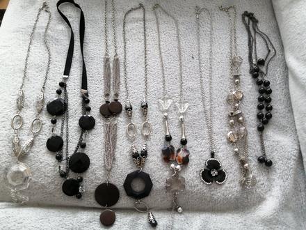 Mam na predaj náhrdelníky 8 ks,