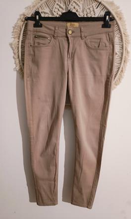 Béžové džínsy, m