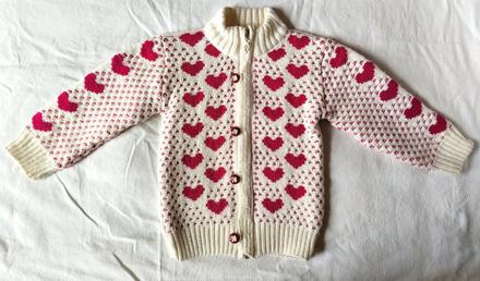 Pleteny svetrik so srdieckami, 98