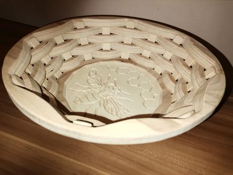 Košík s motívom včely,