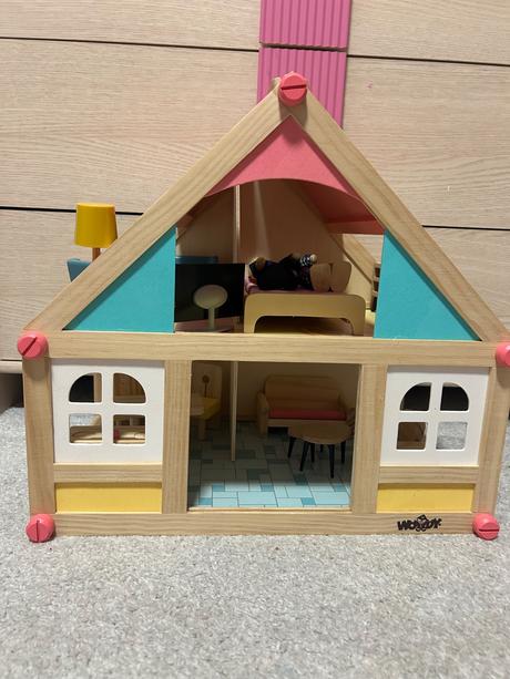 Drevený domček pre bábiky, 