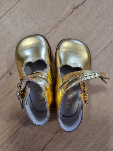 Predám nové nepoužívané kožené zlaté topánočky, 20