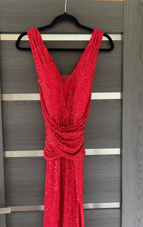 Červené trblietavé šaty, s
