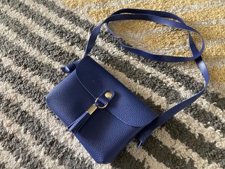 Malá modrá kabelka, reserved