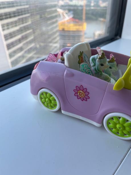 Ruzove auticko s konikmi, 