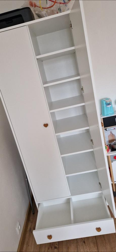 Komoda s prebalovacim pultom a skrina,