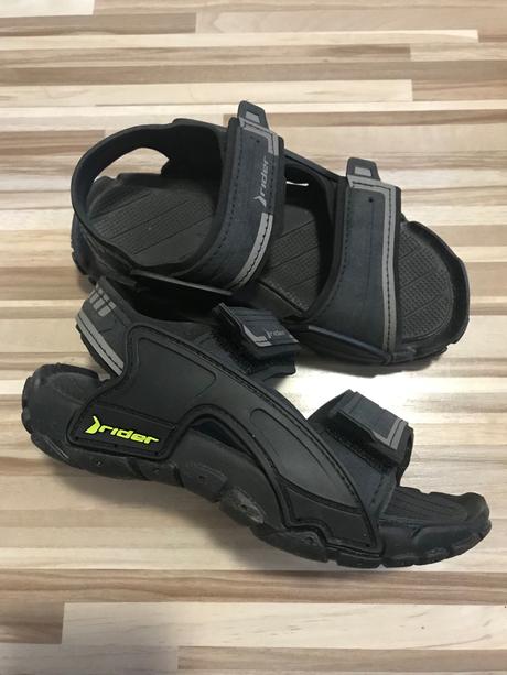 Čierne sandále, 31