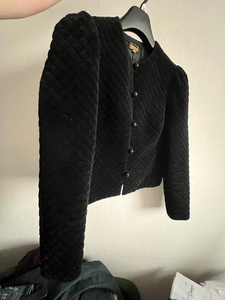 Krasny m vintage zamatovy kabat v historickom styl, m