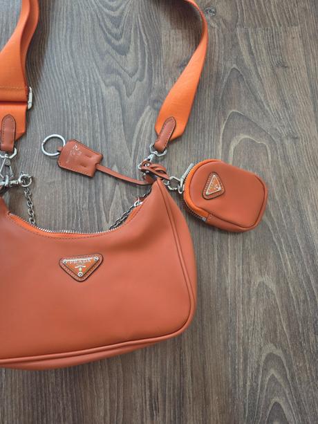 Kabelka nenosena aj crossbody aj do ruky,