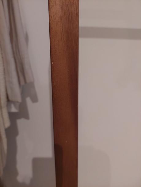 Drevené regály a vešiaky na oblečenie, 