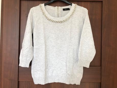 Sivy pulover s aplikaciou, s