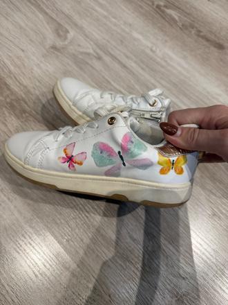 Tenisky s motýlikmi, 31