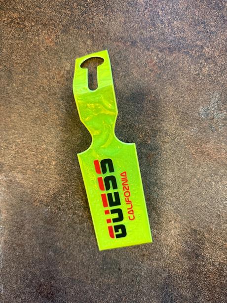 Guess reflexný prívesok, guess